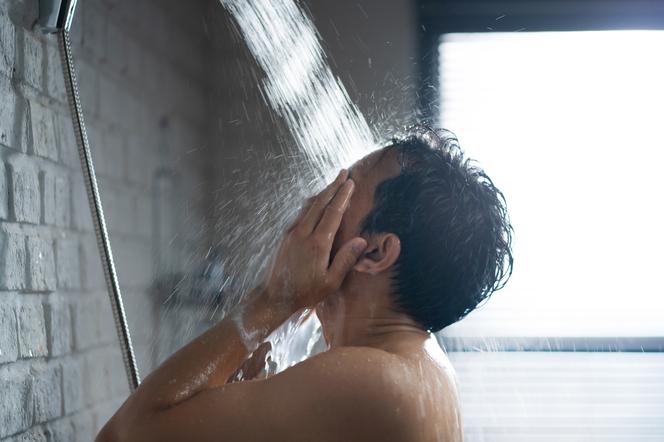 Mężczyzna bierze prysznic 
