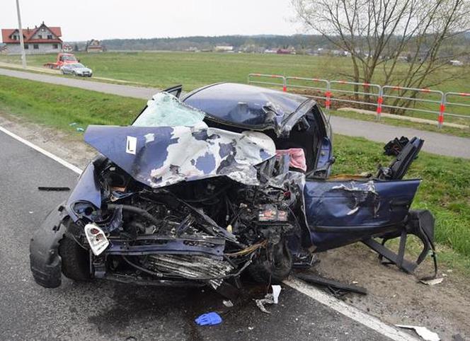 Groźny wypadek na Podhalu. Autobus w rowie po zderzeniu z osobówką
