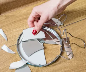 Zrób to z rozbitym lustrem, a odpędzisz pecha. Prosty sposób, by uniknąć 7 lat nieszczęścia. Nie tylko dla przesądnych 