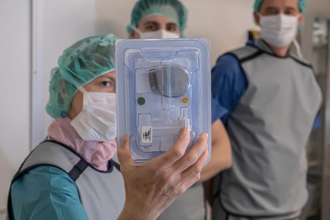Pierwszy w Polsce pacjent z defibrylatorem, który łączy się...ze smartfonem!