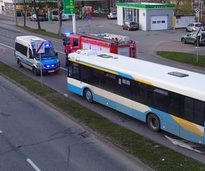 Mężczyzna spadł z kładki na autobus w Bielsku-Białej