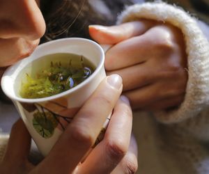 Zmniejsza niepokój, łagodzi problemy trawienne. Cenne właściwości herbaty z krwawnika