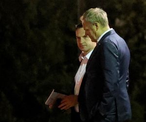 Już było ciemno, gdy politycy wyszli ze spotkania ws. rekonstrukcji. Mina Tuska mówi wszystko [FOTO]
