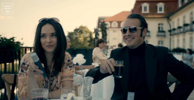 Stulecie Winnych 4 sezon odc. 40 (odc. 1).  Janusz (Paweł Małaszyński), Michelle (Maria Pawłowska)