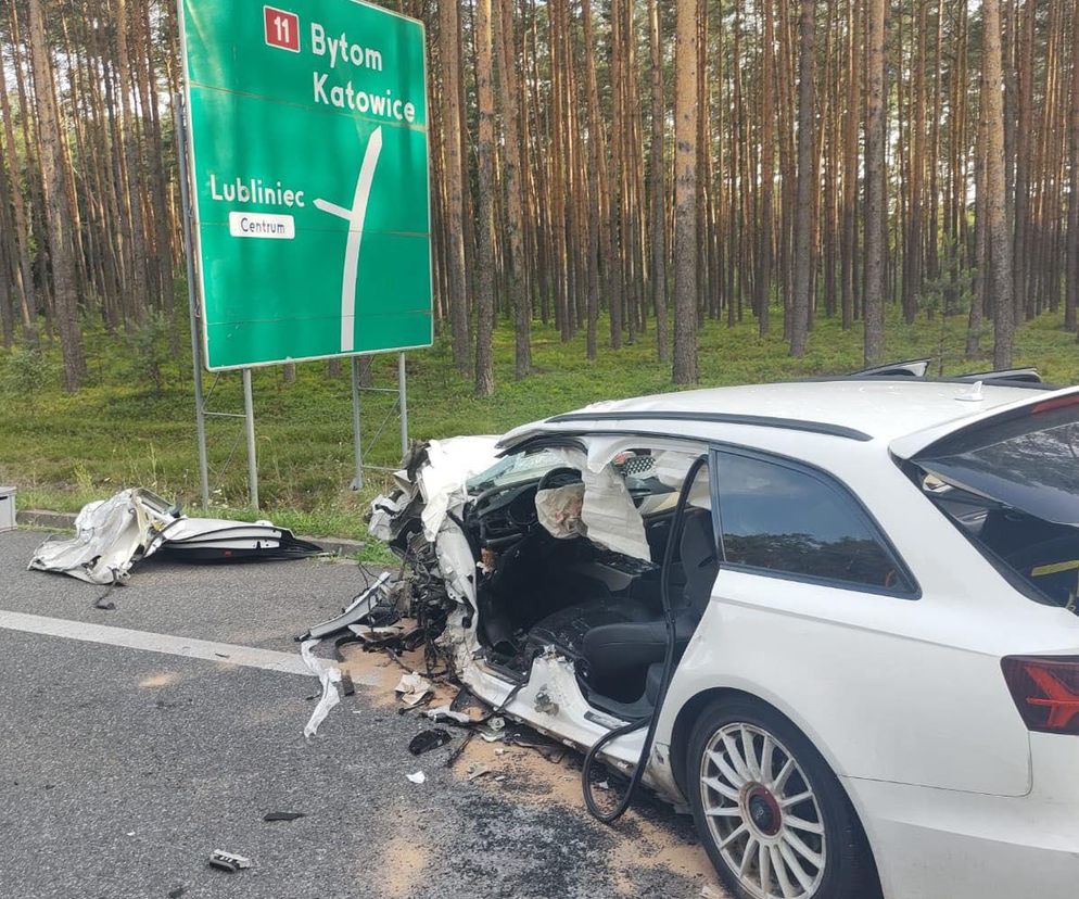 Zderzenie busa z samochodem osobowym na DK11. Trasa w rejonie Lublińca całkowicie zablokowana