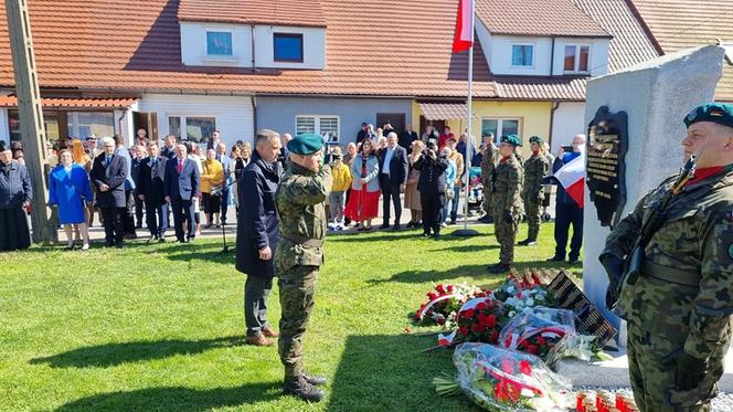 Odsłonięcie monumentu smoleńskiego w Czarnym Borze