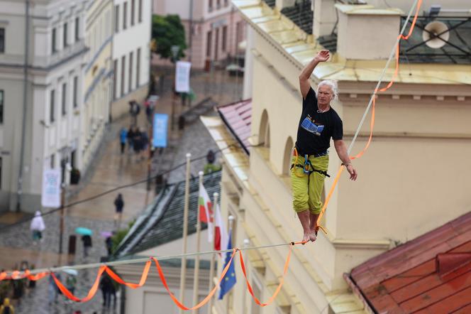   Urban Highline Festival 2023 w Lublinie. Slacklinerzy robią cuda na linach!