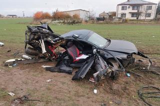 Śmiertelny wypadek pod Kutnem! Rozerwany na strzępy opel znaleziony na polu [ZDJĘCIA]