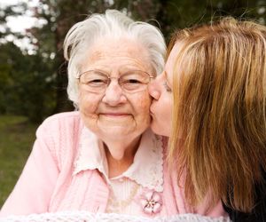 Prawie 4 tys. seniorów cierpi na tę chorobę. “Wyciągnij babcię z dołka”