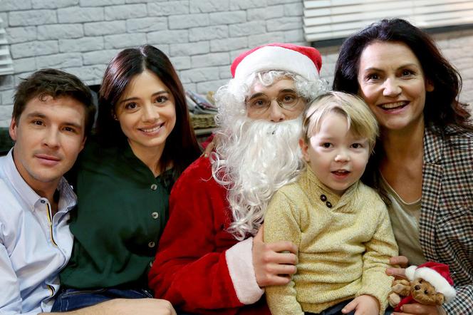 M jak miłość. Olek (Maurycy Popiel), Szymek (Staś Szczypiński), Iza (Adriana Kalska), Marcin (Mikołaj Roznerski), Aleksandra (Małgorzata Pieczyńska)