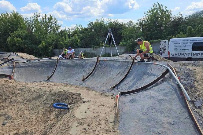 Miłośnicy rowerowych akrobacji nie mogą się tego doczekać. Pumptrack powstaje w Starym Fordonie [GALERIA]