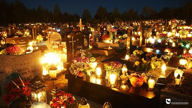Wszystkich Świętych 2020. Warmińsko-mazurskie cmentarze rozświetlone tysiącami zniczy