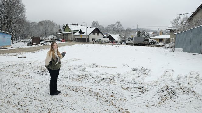 Pani Paulina, mieszkanka Stronia Śląskiego pokazuje pusty plac. Jeszcze trzy miesiące temu stała tu kamienica, w której mieszkała 