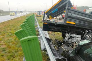 BMW rozbite w wypadku na A1! 39-latek huknął w dwa pojazdy obsługi autostrady [ZDJĘCIA]