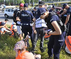  Aktywiści z Ostatniego Pokolenia sparaliżowali ruch. Kierowcy: Ktoś powinien zrobić z nimi porządek!