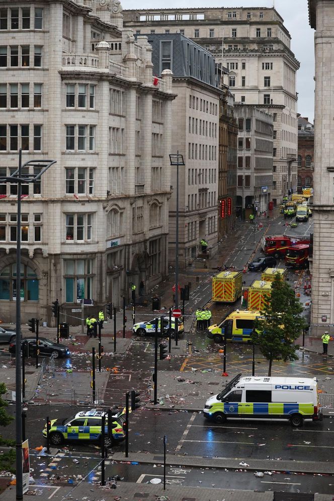 Liverpool: Samochód wjechał w tłum kibiców! Są ranni, w tym dzieci. Wstrząsające nagranie
