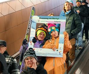 W metrze i na warszawskich ulicach pojawili się narciarze. Wiemy, co się wydarzyło