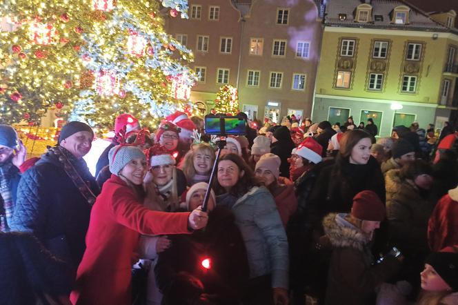 W sercu olsztyńskiej Starówki zapłonęła choinka! Odpalamy święta z Miejskim Ośrodkiem Kultury