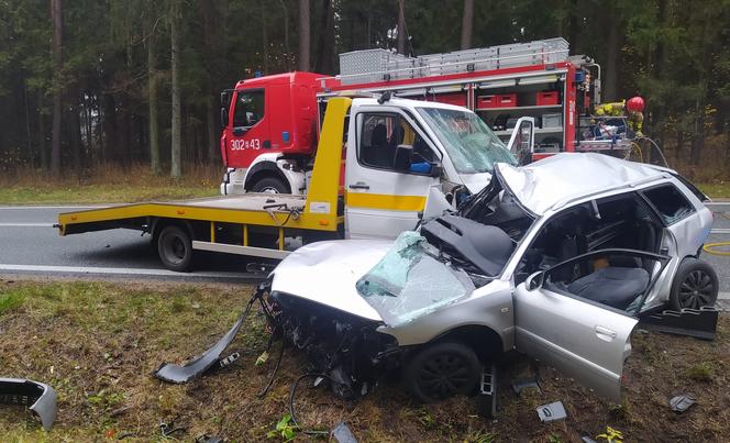 Zaścianek. Tragiczny wypadek na DK 8. Audi zderzyło się z lawetą. Dwie osoby nie żyją