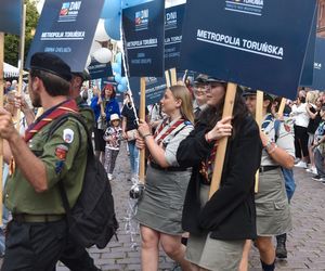 Kolorowa parada na otwarcie Dni Torunia. Przeszła przez serce toruńskiej starówki