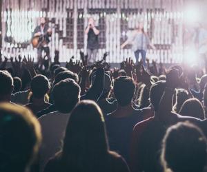 Ludzie boją się chodzić samotnie na koncerty. Tak wynika z najnowszych badań 