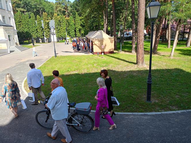 Z nową elewacją budynek szpitala wygląda imponująco