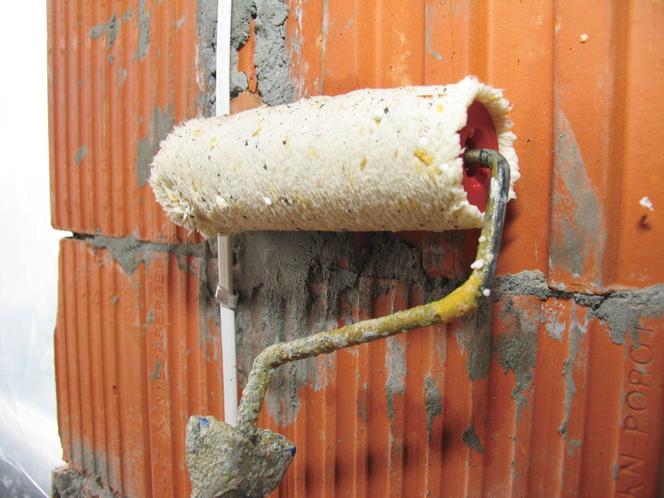 Gruntowanie przed tynkowaniem