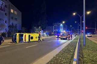 Koszmarny wypadek w Warszawie. Karetka pogotowia zderzyła się z taksówką. W środku był pacjent 