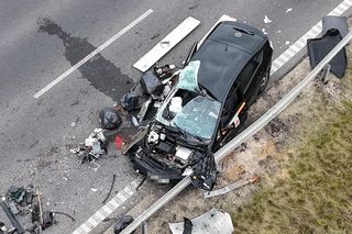 Wjechał Uberem prosto w drogowców. Są ranni