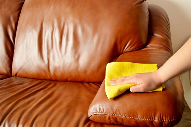 Czyszczenie mebli tapicerowanych - jak wyprać kanapę ze skóry?
