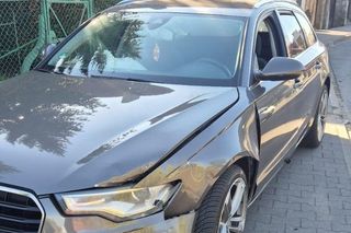 Samochód osobowy uderzył w budynek, kierowca w szpitalu