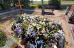 Białe wiązanki i wieńce przykryły grób Michał, który zginął w wypadku w grudziądzkich ruinach