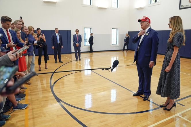 Trump oddał głos razem z żoną. Melania przy boku męża.