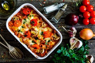 Keto zapiekanka z mięsem mielonym i pieczarkami. Prosty przepis na obiad bez węglowodanów