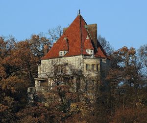 To jedyna taka willa w Krakowie. Znajduje się w lesie, widać z niej nawet Tatry