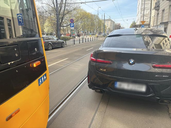 Paraliż w centrum Warszawy. Kierowca BWM zaparkował na torach. Wszystko stanęło!