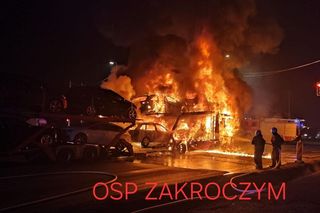 Ogromny pożar na skrzyżowaniu S7 i DK62! Spłonęła laweta i 4 auta osobowe [ZDJĘCIA]. 