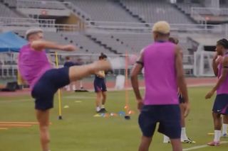 Lewandowski kopie jak Van Damme