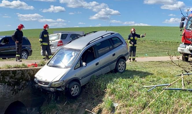 Samochód przebił bariery mostu i wpadł do wody