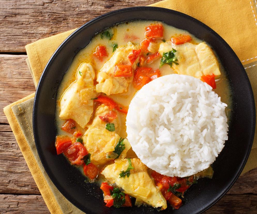 Zapomnij o nudnej rybie z patelni. Dorsz w sosie curry to danie, którego musisz spróbować