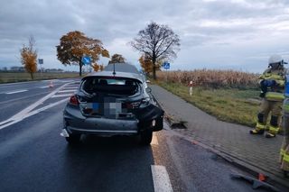 Pijana kobieta spowodowała kolizję niedaleko Kościana. Odjechała dymiącym się samochodem [ZDJĘCIA]