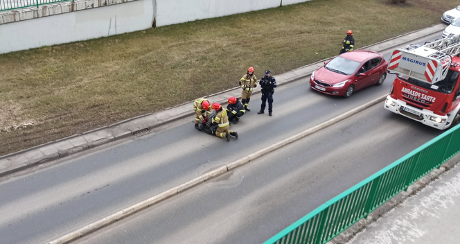 Kraków: Chciał SKOCZYĆ z mostu Zwierzynieckiego! BŁYSKAWICZNA akcji policji i straży pożarnej 