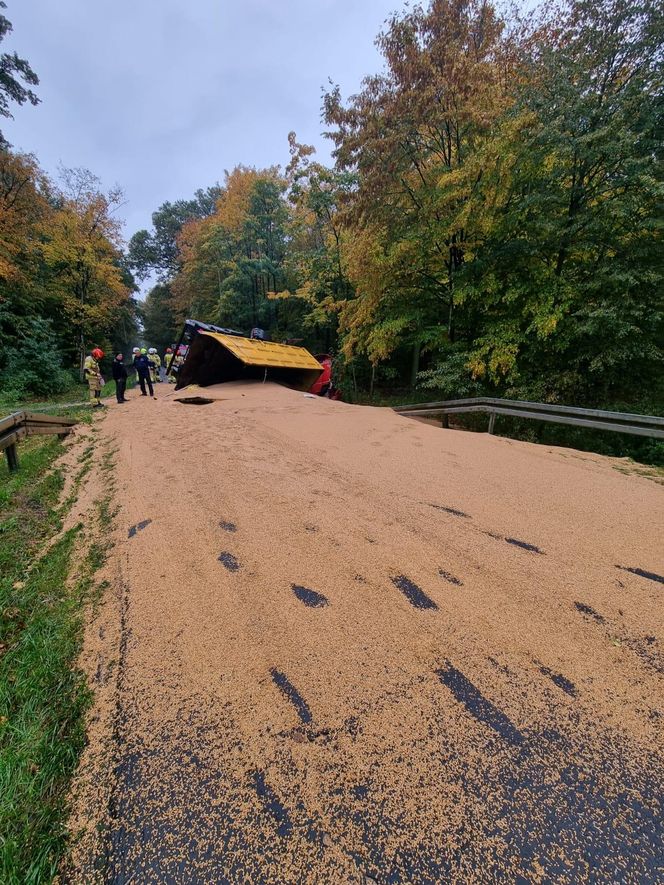 Przewrócona ciężarówka ze zbożem