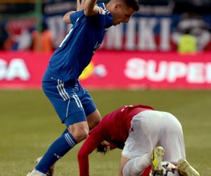 Rafał Mikulec w spotkaniu z Miedzią Legnica nabawił się bardzo groźnie wyglądającej kontuzji. Zawodnik długo opatrywany był na murawie, skąd zabrała do karetka