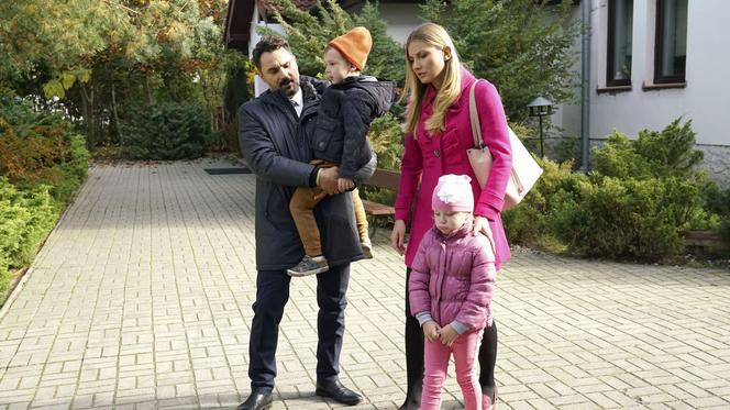 	Barwy szczęścia odc. 2026. Zosia (Joanna Moro), Monika (Natalia Żyłowska), Miłoszek (Jakub Kwinta), Piotr (Piotr Jankowski) 