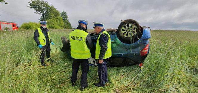 Kozłowo: Mercedes UDERZYŁ w drzewo! NIE ŻYJE 28-latek, który WYPADŁ z pojazdu!