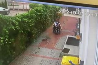 Cud na Targówku. Wstał z wózka inwalidzkiego, ukradł paczkę i odjechał