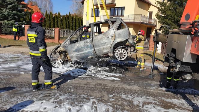  Mercedes spłonął doszczętnie! Z ogniem w Suchedniowie walczyło 8 strażaków [FOTO] 