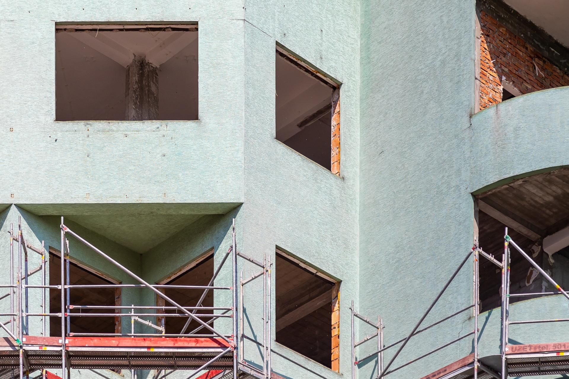 Rozbiórka zielonego biurowca z lat 90. na Ursynowie