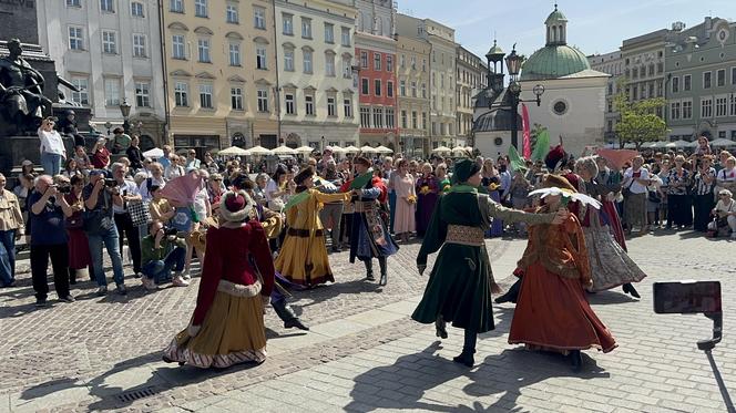 "Polonez wiosenny" na Rynku Głównym w Krakowie